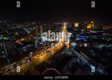 PRISHTINA, KOSOVO - November 11, 2016: Nachtansicht der Bill Clinton Boulevard und George W Bush Boulevard in Prishtina mit Autos und Verkehr p Stockfoto