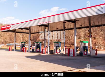 An einem sonnigen Wintertag, Monroeville, Pennsylvania, USA, wird im Speedway-Geschäft am Broadway Boulevard Gas pumpen Stockfoto