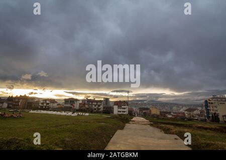 Prishtina, KOSOVO - 12. NOVEMBER 2016: Panorama-Luftbild von Prishtina, der Hauptstadt des Kosovo, vom Hügel Velania mit dem Memorial Cemete aus gesehen Stockfoto