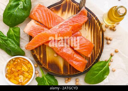 Gesunde Produkte, die reich an Omega-3 auf dem Tisch sind Stockfoto