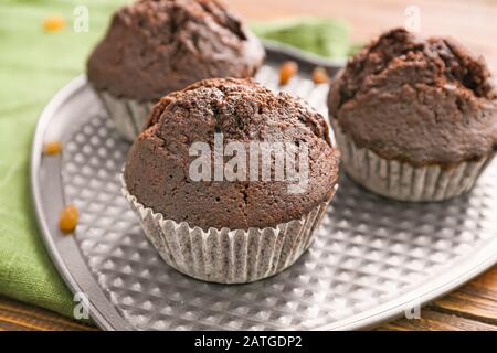 Mit leckeren Schokolade Muffins auf Tischplatte, Nahaufnahme Stockfoto