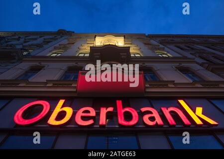 Prag, TSCHECHIEN - 2. NOVEMBER 2019: Oberbank-Logo auf ihrer Hauptbank im Zentrum von Prag. Die Oberbank ist eine österreichische Bank, die in den ZentralEuro investiert Stockfoto