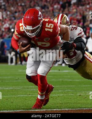 Miami Gardens, USA. Februar 2020. Kansas City Chiefs-Quarterback Patrick Mahomes (15) betreibt einen Yard für einen ersten Vierteltouchdown, da San Francisco 49ers Mittellinebacker Kwon Alexander (56) versucht, ihn im Super Bowl LIV im Hard Rock Stadium in Miami Gardens am Sonntag, 2. Februar 2020 zu stoppen. Foto von Kevin Dietsch/UPI Credit: UPI/Alamy Live News Stockfoto