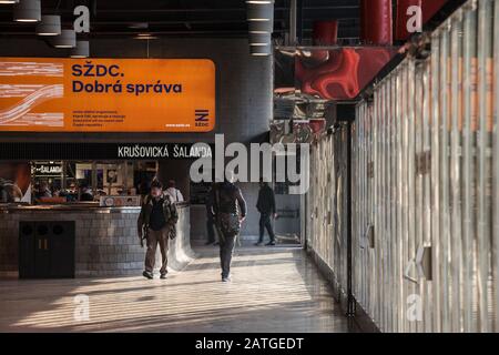 Prag, TSCHECHIEN - 31. OKTOBER 2019: SZDC-Logo vor ihrem Büro im Prager Bahnhof. SZDC oder Sprava zeleznicni dopravni cesty ist Tschechisch Stockfoto