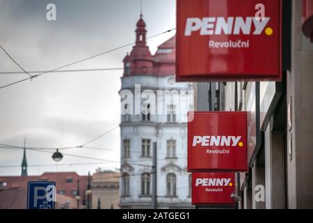 Prag, TSCHECHIEN - 1. NOVEMBER 2019: Penny Market Logo vor ihrem lokalen Supermarkt in Prag ist Penny Market ein deutscher Händler, der in h spekilisiert wurde Stockfoto