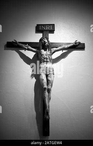 Ein Holzkruzifix an Der Dombasilika St. Franziskus von Assisi in Santa Fe, New Mexico, zeigt Jesus am Kreuz. Stockfoto