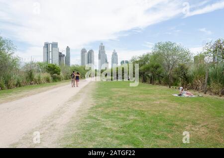 Bundeshauptstadt, Buenos Aires/Argentinien; 8. November 2015: Fußweg des ökologischen Reservats Costanera Sur, im Hintergrund die modernen Gebäude Von Pu Stockfoto