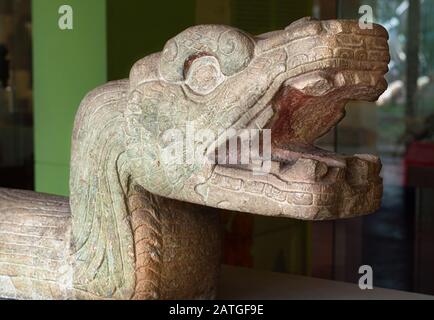 Nahaufnahme von Kukulkan, der Schlange der Mayas. Dzibilchaltun Museum, Yucatan, Mexiko. Stockfoto