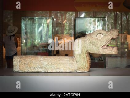 Kukulkan, eine Schlangengottheit der Mayas. Dzibilchaltun Museum, Yucatan, Mexiko. Stockfoto