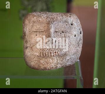 Mayakopf in Stein gemeißelt, der eine verstorbene Person darstellt. Dzibilchaltun Museum. Yucatan, Mexiko. Stockfoto