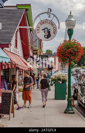 Touristen, die an der Main Street in Camden, Maine, spazieren gehen Stockfoto