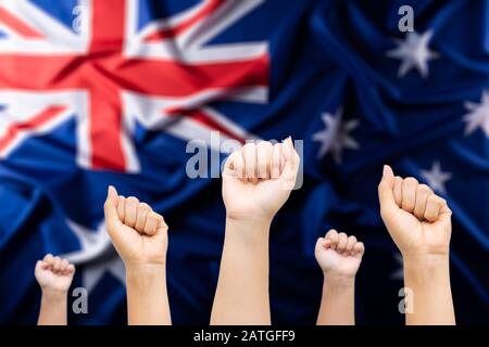 Tageskonzept Australien. Hände von Menschen mit australischer Flagge im Hintergrund. Januar. Stockfoto