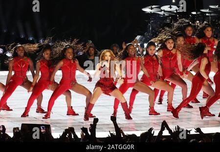 Miami, FLORIDA - 02. FEBRUAR: Shakira tritt auf der Bühne während der Pepsi Super Bowl LIV Halftime Show im Hard Rock Stadium am 02. Februar 2020 in Miami, Florida auf. Foto: Christopher Victorio/imageSPACE/MediaPunch Stockfoto