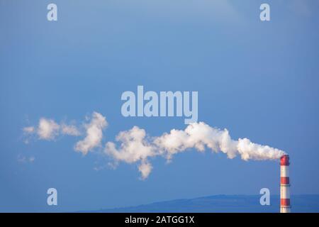 Rauchluftverschmutzung durch Industrierohr Stockfoto