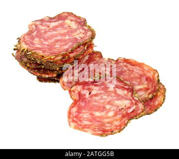 Saucisson Sec - auf weißem Hintergrund isolierte Fleischscheiben aus Schweinefleisch Stockfoto