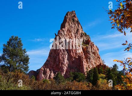 Eine Dreiecksform aus Sandstein markiert eine der Seiten des Perkins Central Garden in Garden of the Gods. Stockfoto