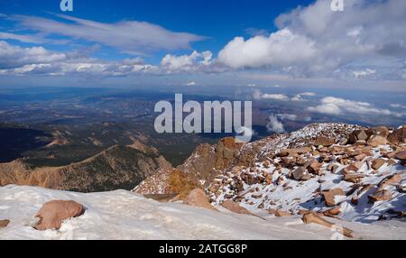 Der Blick auf Colorado Springs und das Tal jenseits vom Gipfel des Pikes Peak. Stockfoto