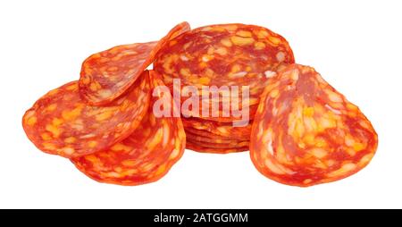 Pikante Wurstfleischscheiben aus Chorizo isoliert auf weißem Hintergrund Stockfoto