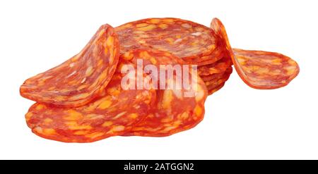 Pikante Wurstfleischscheiben aus Chorizo isoliert auf weißem Hintergrund Stockfoto