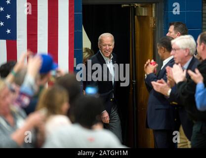 Des Moines, Iowa, USA. Februar 2020. Der ehemalige Vizepräsident und aktuelle demokratische Präsidentschaftskandidat JOE BIDEN veranstaltet am Abend vor dem ersten Iowa-Wahlkampf eine Gemeinschaftsveranstaltung in der Hiatt Middle School. Credit: Brian Cahn/ZUMA Wire/Alamy Live News Stockfoto