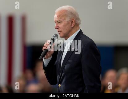 Des Moines, Iowa, USA. Februar 2020. Der ehemalige Vizepräsident und aktuelle demokratische Präsidentschaftskandidat JOE BIDEN veranstaltet am Abend vor dem ersten Iowa-Wahlkampf eine Gemeinschaftsveranstaltung in der Hiatt Middle School. Credit: Brian Cahn/ZUMA Wire/Alamy Live News Stockfoto