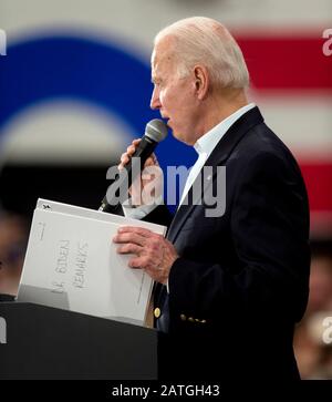 Des Moines, Iowa, USA. Februar 2020. Der ehemalige Vizepräsident und aktuelle demokratische Präsidentschaftskandidat JOE BIDEN veranstaltet am Abend vor dem ersten Iowa-Wahlkampf eine Gemeinschaftsveranstaltung in der Hiatt Middle School. Credit: Brian Cahn/ZUMA Wire/Alamy Live News Stockfoto