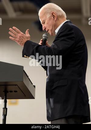 Des Moines, Iowa, USA. Februar 2020. Der ehemalige Vizepräsident und aktuelle demokratische Präsidentschaftskandidat JOE BIDEN veranstaltet am Abend vor dem ersten Iowa-Wahlkampf eine Gemeinschaftsveranstaltung in der Hiatt Middle School. Credit: Brian Cahn/ZUMA Wire/Alamy Live News Stockfoto