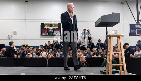 Des Moines, Iowa, USA. Februar 2020. Der ehemalige Vizepräsident und aktuelle demokratische Präsidentschaftskandidat JOE BIDEN veranstaltet am Abend vor dem ersten Iowa-Wahlkampf eine Gemeinschaftsveranstaltung in der Hiatt Middle School. Credit: Brian Cahn/ZUMA Wire/Alamy Live News Stockfoto