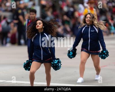 Houston, Texas, USA - 28. November 2019: H-E-B Thanksgiving Day Parade, Mitglieder der University of Houston tanzen bei der Parade Stockfoto