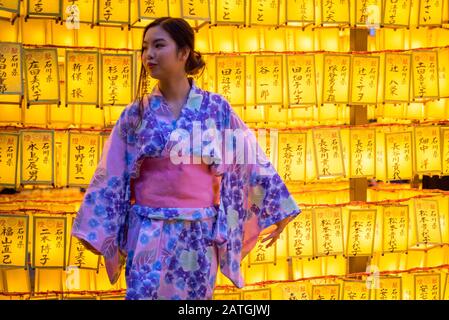 Japanisches Mädchen in einem Yukata Kimono, 2018 Mitama Matsuri (Mitama Festival), ein berühmtes japanisches Obon (Bon) Sommerfestival. Yasukuni-Schrein, Tokio, Japan. Stockfoto