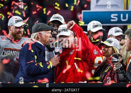 Miami, USA. Februar 2020. Terry Bradshaw spricht mit dem Cheftrainer Andy Reid der Kansas City Chefs, nachdem die Kansas City Chefs die San Francisco 49ers 31-20 besiegt hatten, um am 2. Februar 2020 den Super Bowl LIV im Hard Rock Stadium in Miami Gardens, Florida zu gewinnen. Kredit: SIPA USA/Alamy Live News Stockfoto