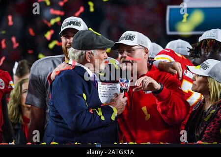 Miami, USA. Februar 2020. Terry Bradshaw spricht mit dem Cheftrainer Andy Reid der Kansas City Chefs, nachdem die Kansas City Chefs die San Francisco 49ers 31-20 besiegt hatten, um am 2. Februar 2020 den Super Bowl LIV im Hard Rock Stadium in Miami Gardens, Florida zu gewinnen. Kredit: SIPA USA/Alamy Live News Stockfoto