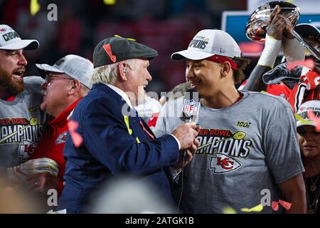Miami, USA. Februar 2020. Terry Bradshaw spricht mit Kansas City Chefs #15 Quarterback Patrick Mahomes, nachdem die Kansas City Chefs die San Francisco 49ers 31-20 besiegt hatten, um Super Bowl LIV im Hard Rock Stadium in Miami Gardens, Florida am 2. Februar 2020 zu gewinnen. Kredit: SIPA USA/Alamy Live News Stockfoto