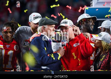 Miami, USA. Februar 2020. Terry Bradshaw spricht mit dem Cheftrainer Andy Reid der Kansas City Chefs, nachdem die Kansas City Chefs die San Francisco 49ers 31-20 besiegt hatten, um am 2. Februar 2020 den Super Bowl LIV im Hard Rock Stadium in Miami Gardens, Florida zu gewinnen. Kredit: SIPA USA/Alamy Live News Stockfoto