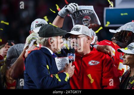 Miami, USA. Februar 2020. Terry Bradshaw spricht mit dem Cheftrainer Andy Reid der Kansas City Chefs, nachdem die Kansas City Chefs die San Francisco 49ers 31-20 besiegt hatten, um am 2. Februar 2020 den Super Bowl LIV im Hard Rock Stadium in Miami Gardens, Florida zu gewinnen. Kredit: SIPA USA/Alamy Live News Stockfoto