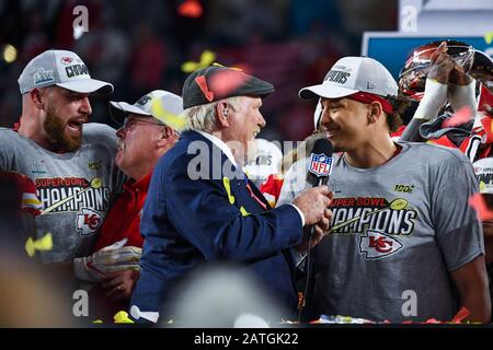 Miami, USA. Februar 2020. Terry Bradshaw spricht mit Kansas City Chefs #15 Quarterback Patrick Mahomes, nachdem die Kansas City Chefs die San Francisco 49ers 31-20 besiegt hatten, um Super Bowl LIV im Hard Rock Stadium in Miami Gardens, Florida am 2. Februar 2020 zu gewinnen. Kredit: SIPA USA/Alamy Live News Stockfoto