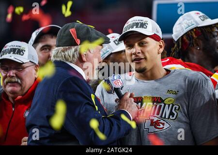 Miami, USA. Februar 2020. Terry Bradshaw spricht mit Kansas City Chefs #15 Quarterback Patrick Mahomes, nachdem die Kansas City Chefs die San Francisco 49ers 31-20 besiegt hatten, um Super Bowl LIV im Hard Rock Stadium in Miami Gardens, Florida am 2. Februar 2020 zu gewinnen. Kredit: SIPA USA/Alamy Live News Stockfoto
