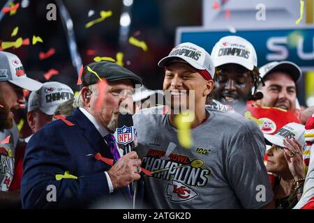 Miami, USA. Februar 2020. Terry Bradshaw spricht mit Kansas City Chefs #15 Quarterback Patrick Mahomes, nachdem die Kansas City Chefs die San Francisco 49ers 31-20 besiegt hatten, um Super Bowl LIV im Hard Rock Stadium in Miami Gardens, Florida am 2. Februar 2020 zu gewinnen. Kredit: SIPA USA/Alamy Live News Stockfoto