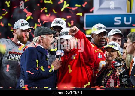 Miami, USA. Februar 2020. Terry Bradshaw spricht mit dem Cheftrainer Andy Reid der Kansas City Chefs, nachdem die Kansas City Chefs die San Francisco 49ers 31-20 besiegt hatten, um am 2. Februar 2020 den Super Bowl LIV im Hard Rock Stadium in Miami Gardens, Florida zu gewinnen. Kredit: SIPA USA/Alamy Live News Stockfoto