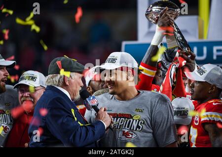 Miami, USA. Februar 2020. Terry Bradshaw spricht mit Kansas City Chefs #15 Quarterback Patrick Mahomes, nachdem die Kansas City Chefs die San Francisco 49ers 31-20 besiegt hatten, um Super Bowl LIV im Hard Rock Stadium in Miami Gardens, Florida am 2. Februar 2020 zu gewinnen. Kredit: SIPA USA/Alamy Live News Stockfoto
