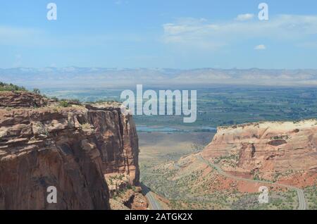 Sommer im Colorado National Monument: Blick Auf den Fruita Canyon zum Colorado River, Grand Valley und die Book Cliffs Aus dem Fruita Canyon View Stockfoto