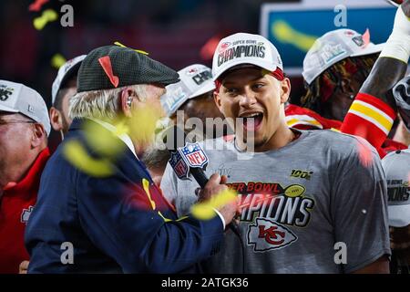 Miami, USA. Februar 2020. Terry Bradshaw spricht mit Kansas City Chefs #15 Quarterback Patrick Mahomes, nachdem die Kansas City Chefs die San Francisco 49ers 31-20 besiegt hatten, um Super Bowl LIV im Hard Rock Stadium in Miami Gardens, Florida am 2. Februar 2020 zu gewinnen. Kredit: SIPA USA/Alamy Live News Stockfoto