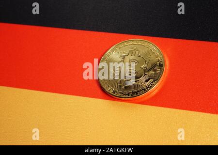 Goldene Bitcoin auf der Flagge Deutschlands. Nahaufnahme, Kopierbereich Stockfoto