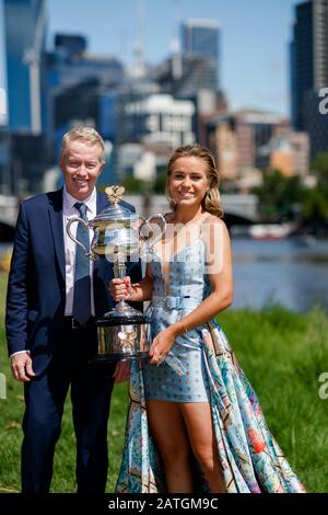 2020 Australische Open-Siegerin SOFIA KENIN (USA) bei einem Fotoshoot in Melbourne neben dem Yarra River, das ein Kleid des Melbourner Designers Jason Grech trägt Stockfoto