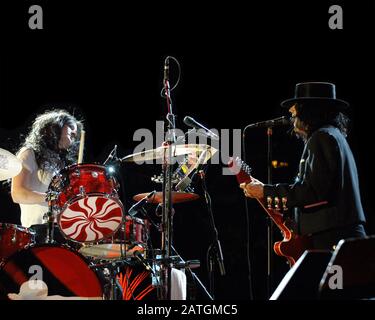 10. Juni: Meg White und Jack White von The White Stripes eröffnen ihre "Get Behind Me Satan"-Tour mit einem Headliner-Auftritt in der ersten Nacht des Music Midtown Festivals in Atlanta am 10. Juni 2005. Kredit: Chris McKay / MediaPunch Stockfoto