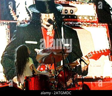 10. Juni: Meg White und Jack White von The White Stripes eröffnen ihre "Get Behind Me Satan"-Tour mit einem Headliner-Auftritt in der ersten Nacht des Music Midtown Festivals in Atlanta am 10. Juni 2005. Kredit: Chris McKay / MediaPunch Stockfoto