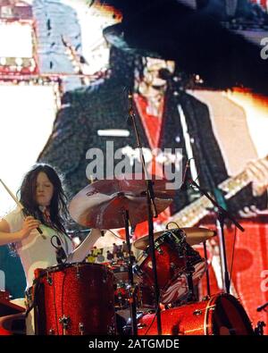 10. Juni: Meg White und Jack White von The White Stripes eröffnen ihre "Get Behind Me Satan"-Tour mit einem Headliner-Auftritt in der ersten Nacht des Music Midtown Festivals in Atlanta am 10. Juni 2005. Kredit: Chris McKay / MediaPunch Stockfoto