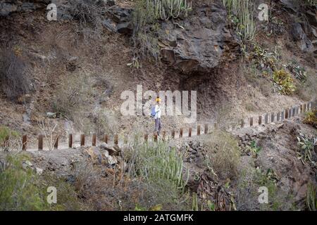 Frau auf dem Weg in der Schlucht von Teneriffa Stockfoto
