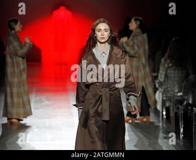 Kiew, Ukraine. Februar 2020. Modelle zeigen Kreationen einer ukrainischen Designerin Olena Przhonskaja während der Ukrainian Fashion Week (UFW) in Kiew.Die Ukrainian Fashion Week präsentiert Kollektionen für 2020/2021 von ukrainischen und internationalen Designern vom 1. Bis 5. Februar 2020. Credit: Sopa Images Limited/Alamy Live News Stockfoto