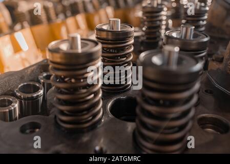 Nach der Reparatur die Ventile am Zylinderkopf des Motorblocks schließen, vier Ventile am Zylinder, Reparatur des Motors. Stockfoto